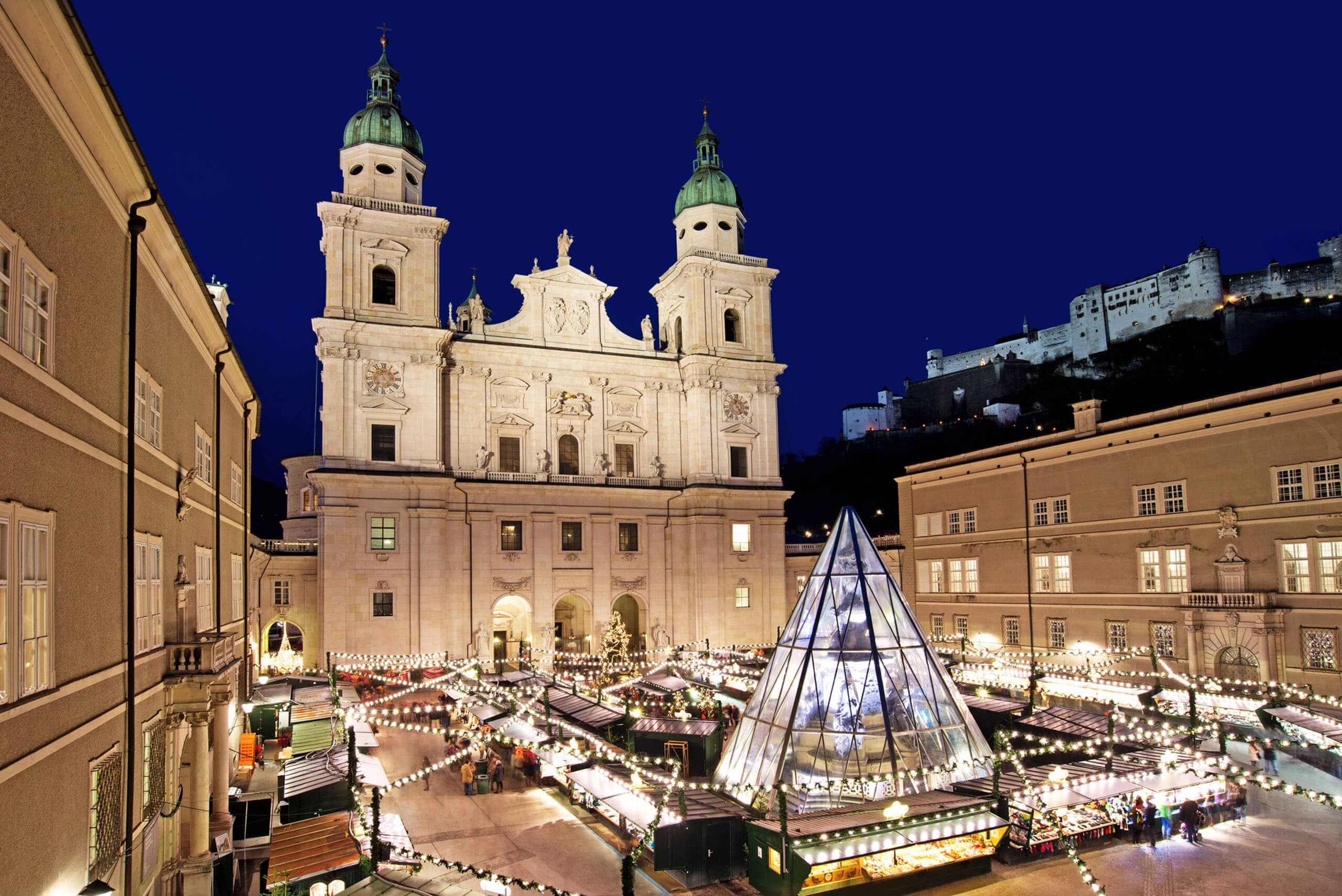 Christkindlmarkt am Domplatz in Salzburg – festlich, traditionell, bezaubernd.