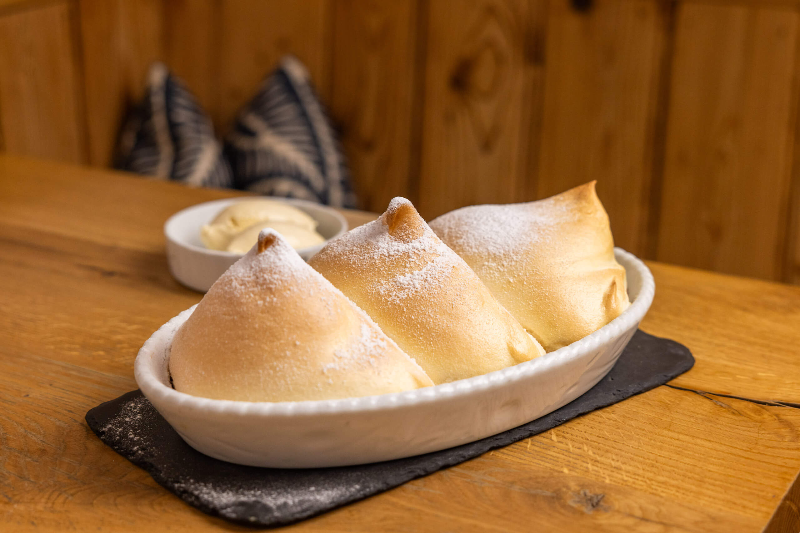 Il tradizionale Nockerl salisburghese servito alla Gasthof Goldgasse - un dolce tipico della regione.