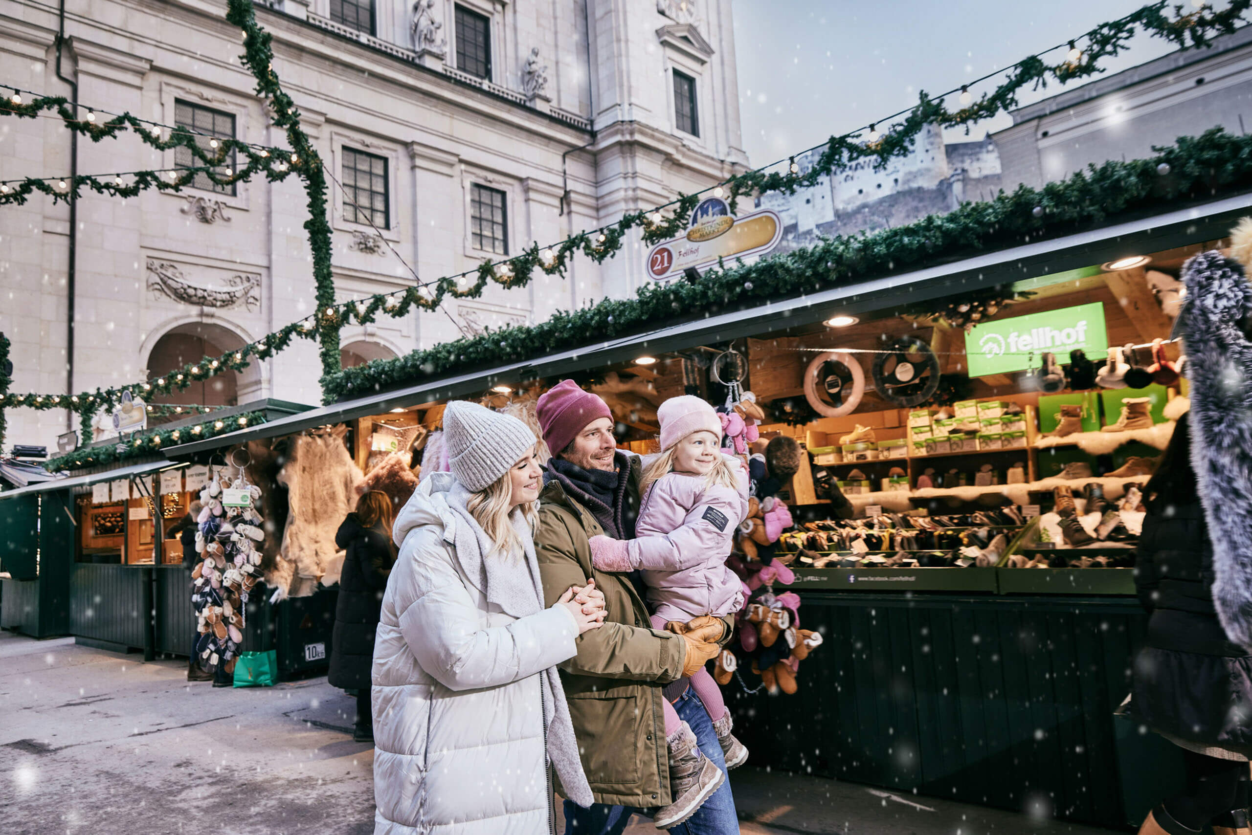 Familie beim Christkindlmarkt in Salzburg – gemeinsamer Zauber der Vorweihnachtszeit.